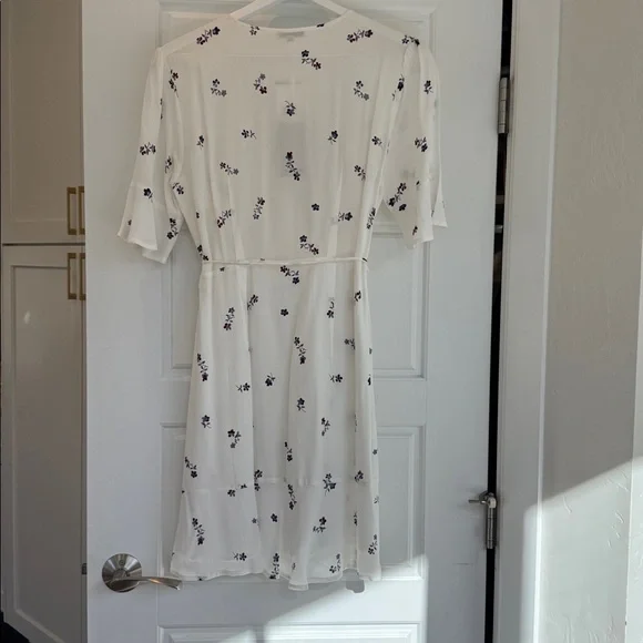 RAIlS NWT White Floral Kyoto Dress. Size MED - Picture 2 of 9